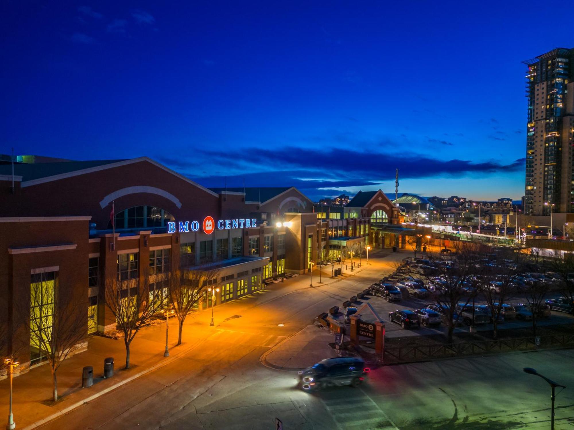 Unbeatable Downtown Experience- Walk To Bars, Casino, Stampede & Saddledome Plus Bonus Banff Pass, Parking & Wine! Calgary Bagian luar foto