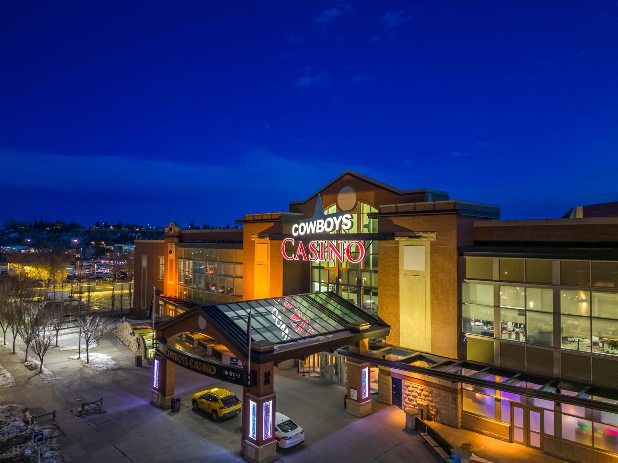Unbeatable Downtown Experience- Walk To Bars, Casino, Stampede & Saddledome Plus Bonus Banff Pass, Parking & Wine! Calgary Bagian luar foto