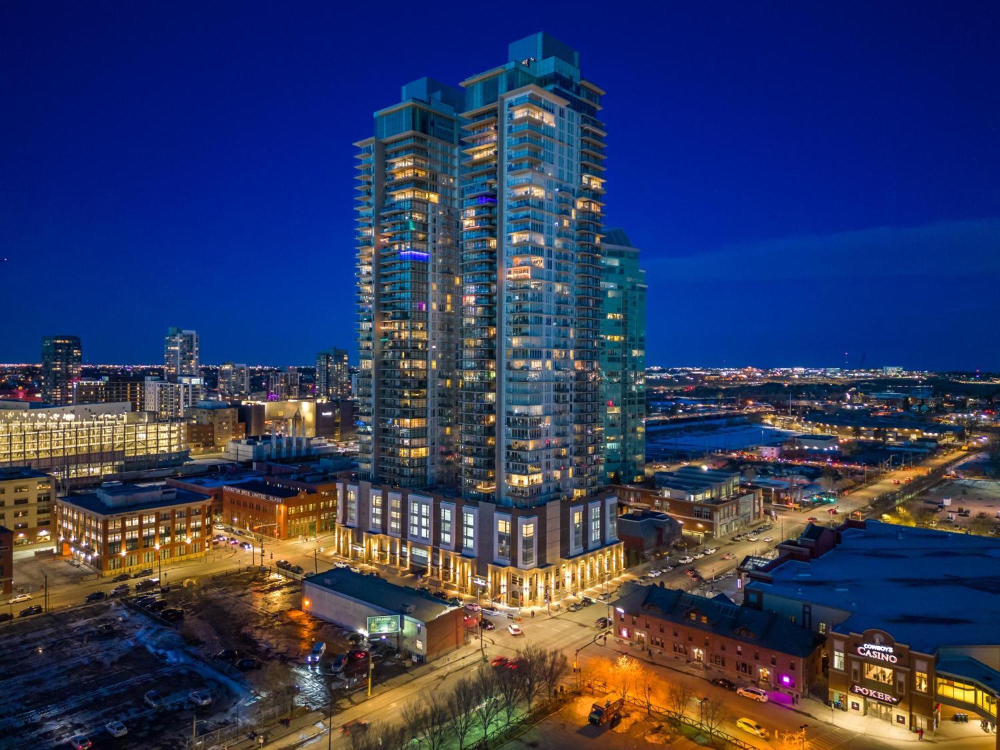 Unbeatable Downtown Experience- Walk To Bars, Casino, Stampede & Saddledome Plus Bonus Banff Pass, Parking & Wine! Calgary Bagian luar foto