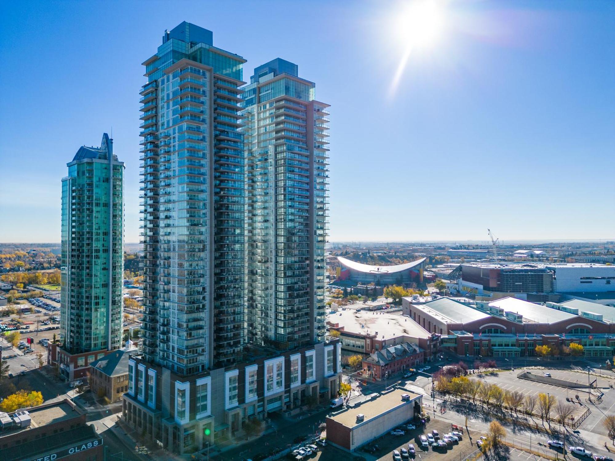 Unbeatable Downtown Experience- Walk To Bars, Casino, Stampede & Saddledome Plus Bonus Banff Pass, Parking & Wine! Calgary Bagian luar foto