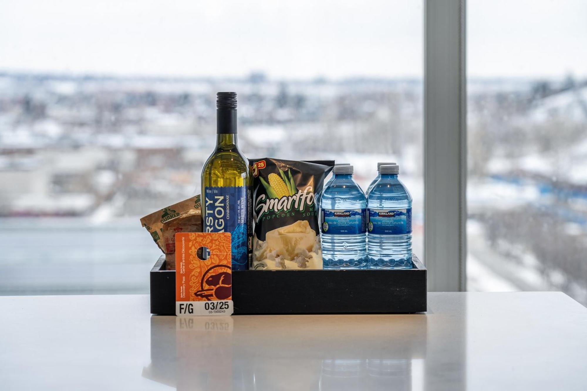 Unbeatable Downtown Experience- Walk To Bars, Casino, Stampede & Saddledome Plus Bonus Banff Pass, Parking & Wine! Calgary Bagian luar foto